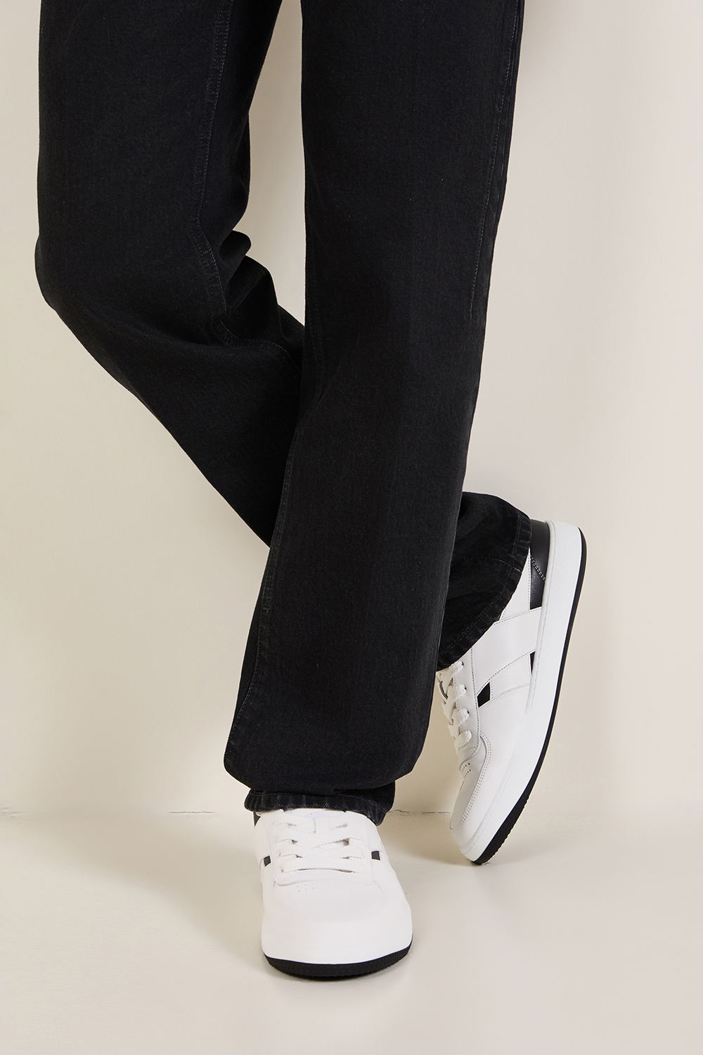 תמונת כל הלוק של נעלי סניקרס